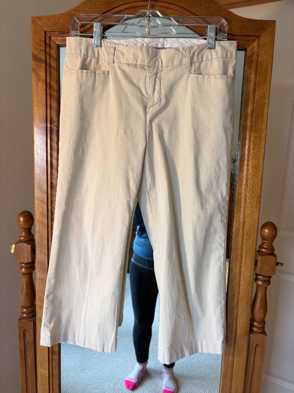 Women's Gap chino tan cropped pants sz 8 with 4 pockets. 96% Cotton 4% Spandex.